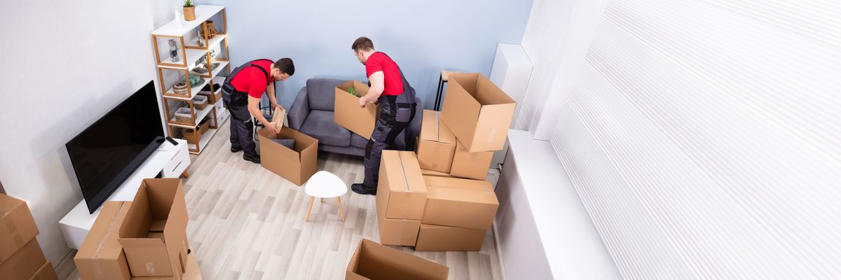 Packers-and-movers-in-Kukatpally-packing-items-in-boxes_0_1200.jpg (1200×400)