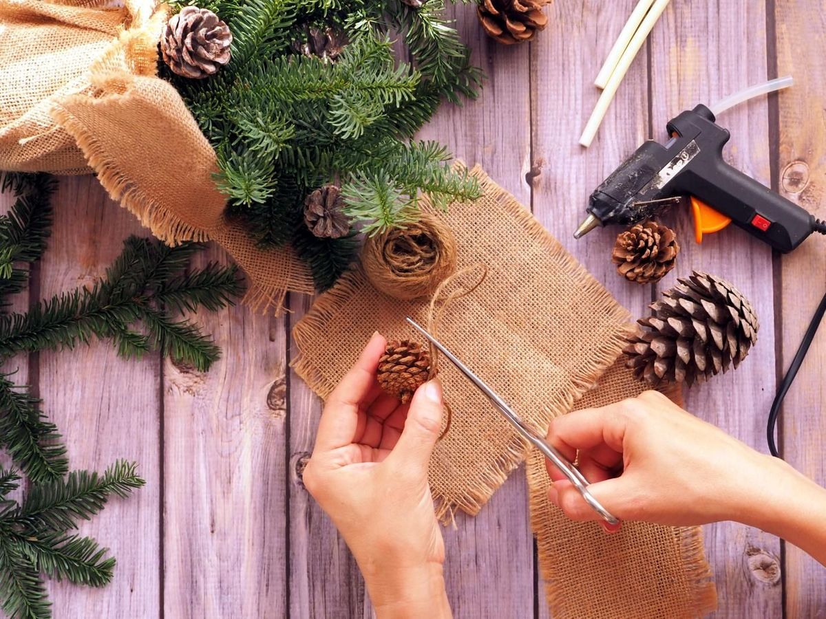 Setting Up the Christmas Tree & Xmas Tree Decorations