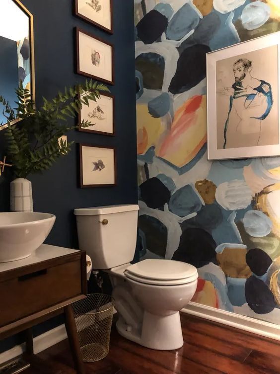 Simple-wall-painting-idea-for-a-blue-themed-bathroom