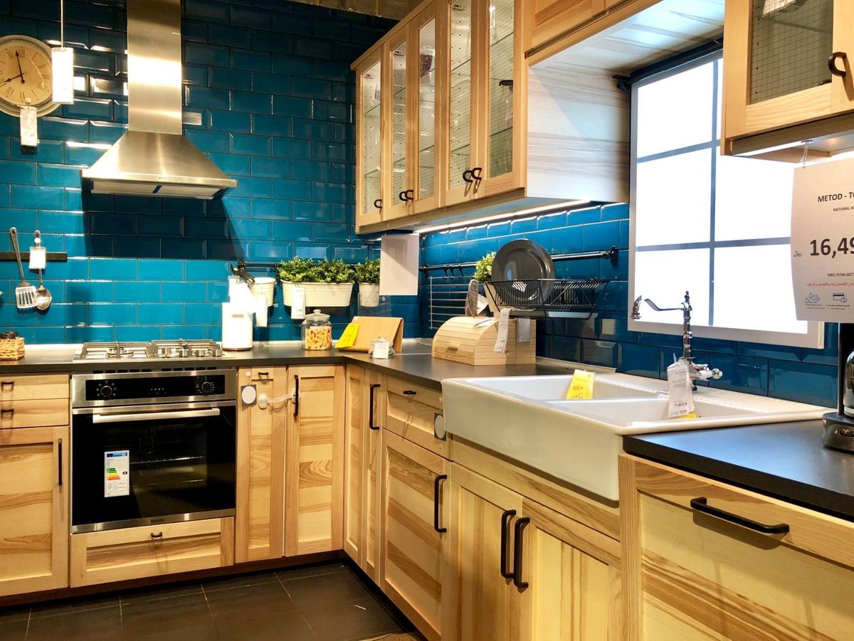 Blue kitchen: Invite nature inside