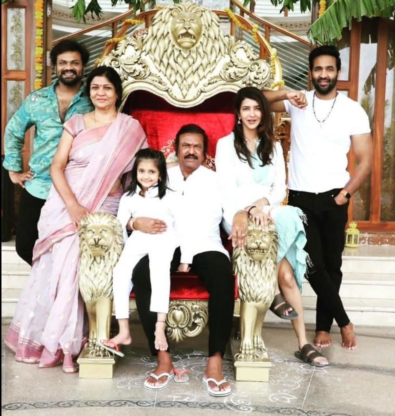 ഹൈദരാബാദിലെ നടൻ മോഹൻ ബാബുവിന്റെ വീട് - ഫോട്ടോകളുള്ള ഉൾവശം