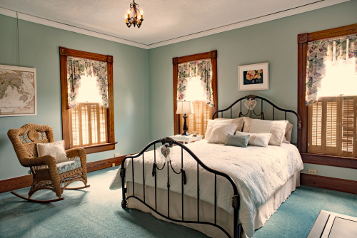 15 Gorgeous Victorian Bedroom Design, Wooden Victorian Headboard Design Modern
