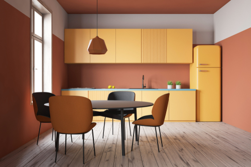 interior-cocina-moderna-naranja-paredes-madera