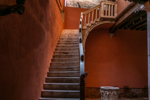 narrow-alternating-steps-space-stairs-design
