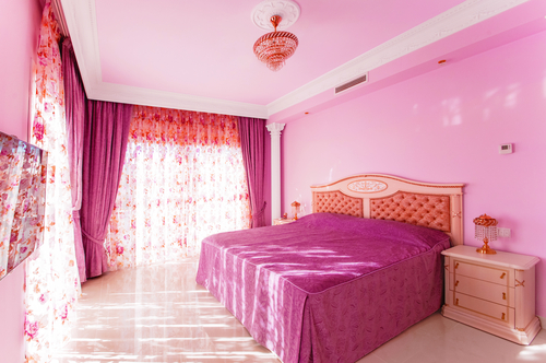 a-bright-pink-floral-motif-ceiling-for-your-ethnic-yet-modern-bedroom