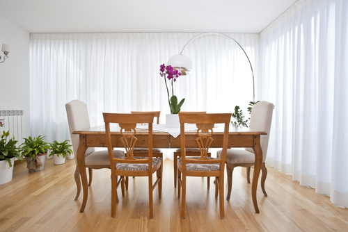 wooden-dining-table-and-chair-combined-with-curtains