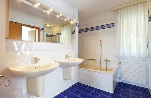 timeless-white-and-blue-tiles-for-your-rental-home