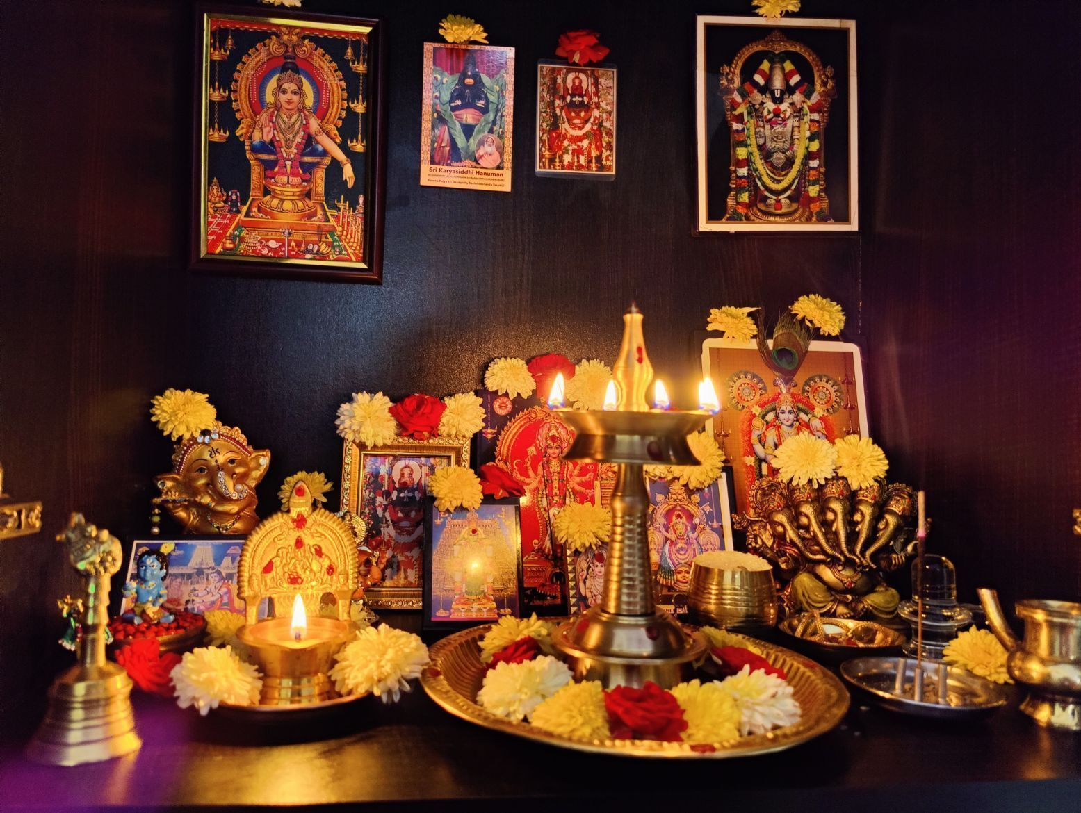 lighting-lamps-in-pooja-room