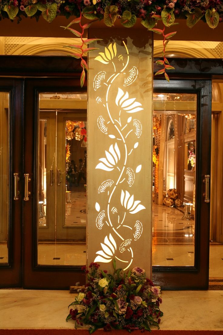 A statement pillar design in the home front with exquisite motifs