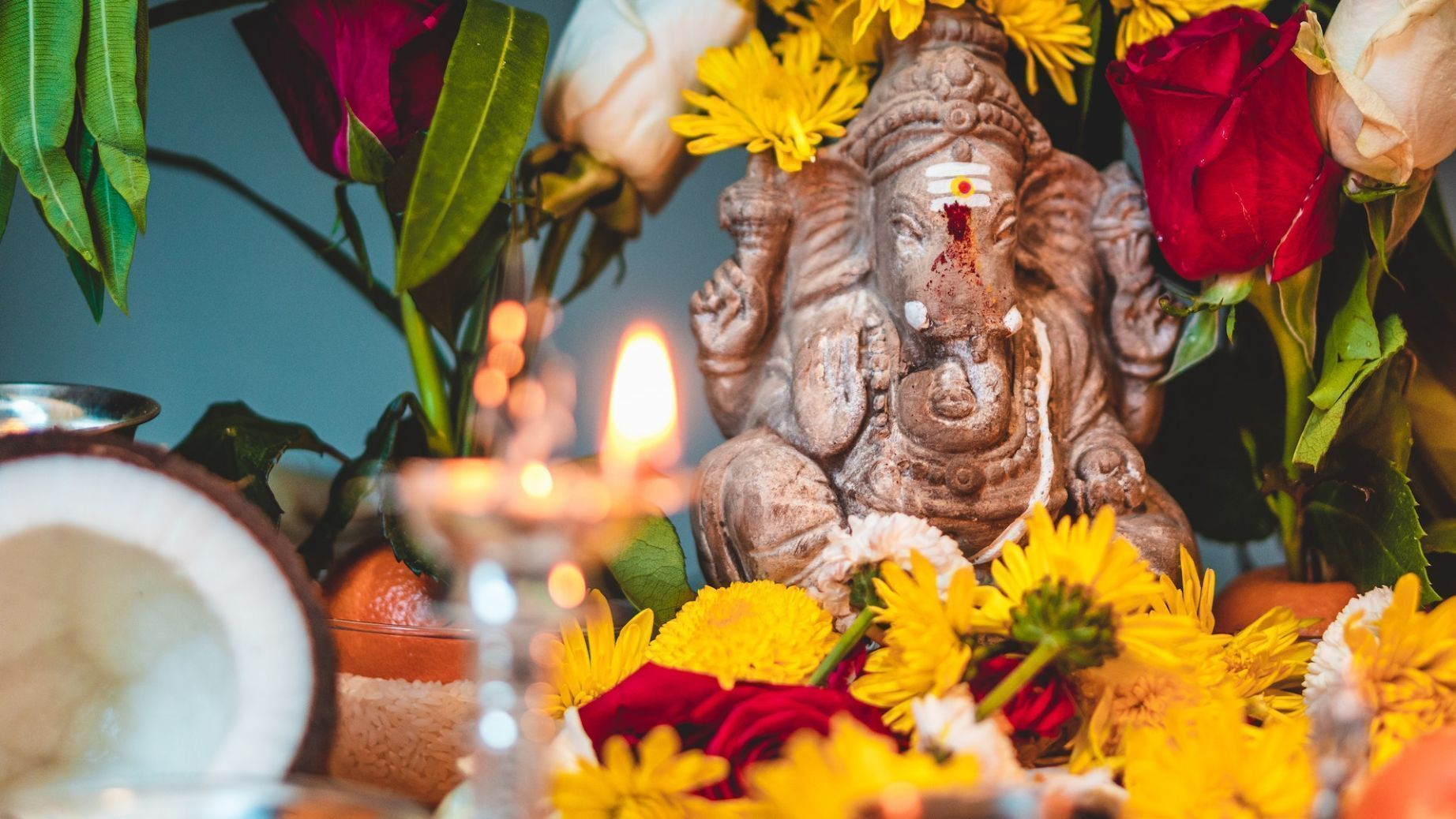 Ganesh chaturthi decoration ideas: Decorate with Ganesha Idols for puja  rooms, offices & more | - Times of India