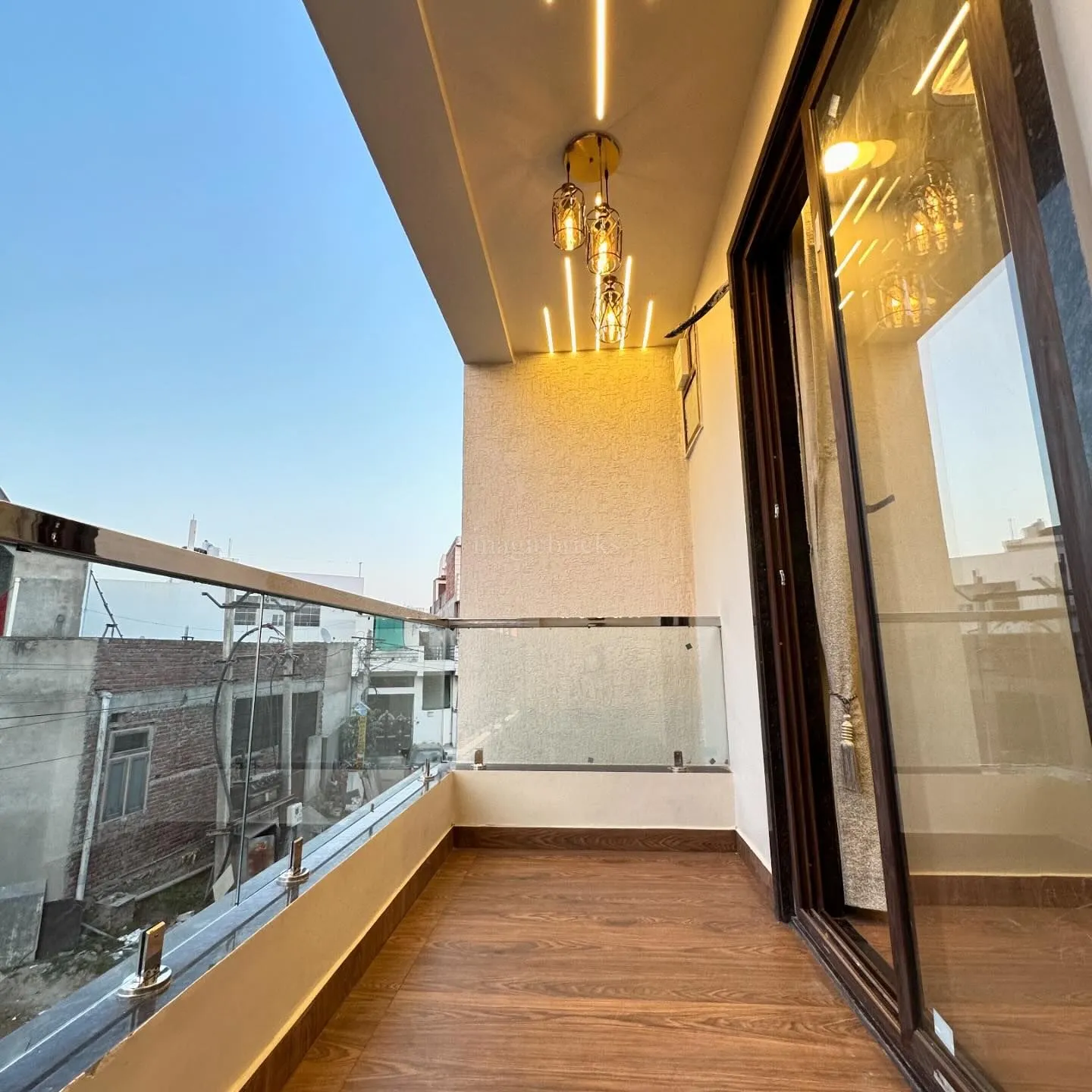 Modern Wood Slat Chaise Marble Balcony Design