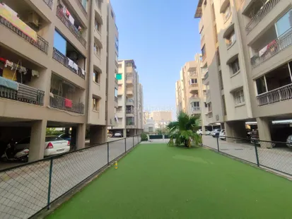 2000 Sq-ft 3 BHK Flat