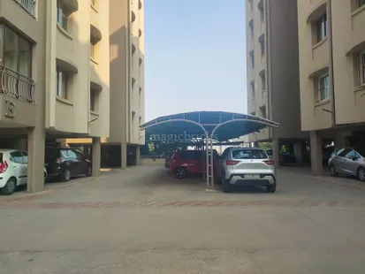 2000 Sq-ft 3 BHK Flat