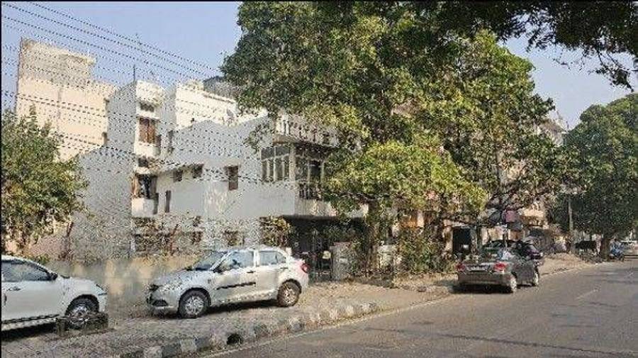 Owner 10 BHK 300 Sqyrd Residential House for Sale in Pitam Pura,