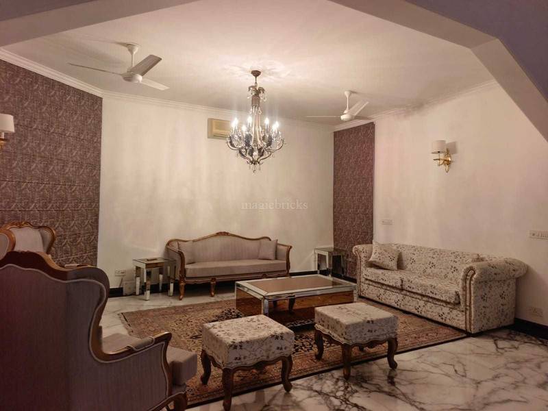 Buy 5 BHK Villa in South Sainik Farm, New Delhi 1000 Sqyrd Near by