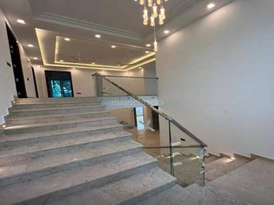 Buy  5 BHK  Villa in  Sainik Farm   New Delhi