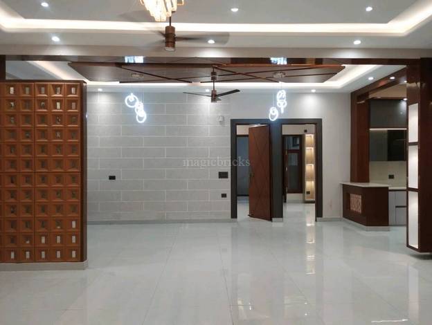 Apartment in Niti Khand 2